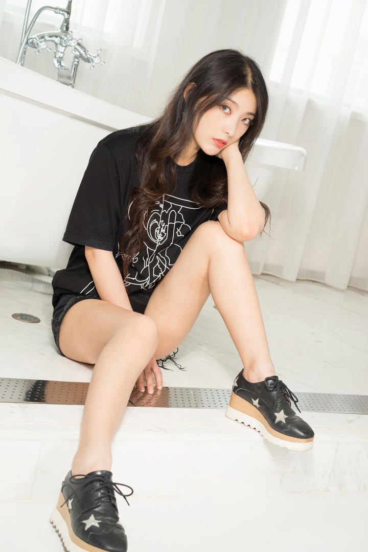 坐在地板上的高清性感美腿美女图片