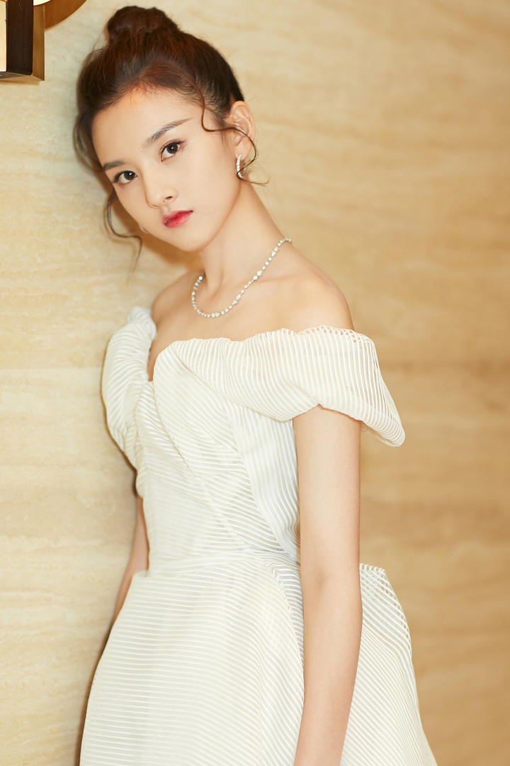 穿婚纱的漂亮女明星宋祖儿写真图片