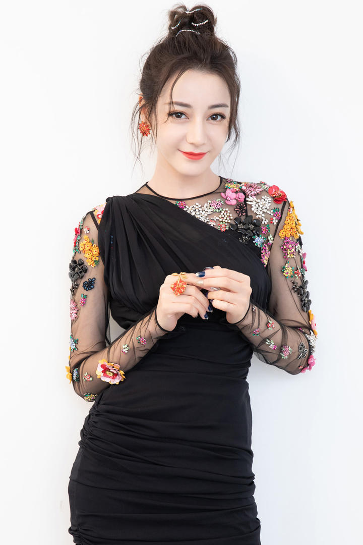 甜美的美女明星迪丽热巴图片