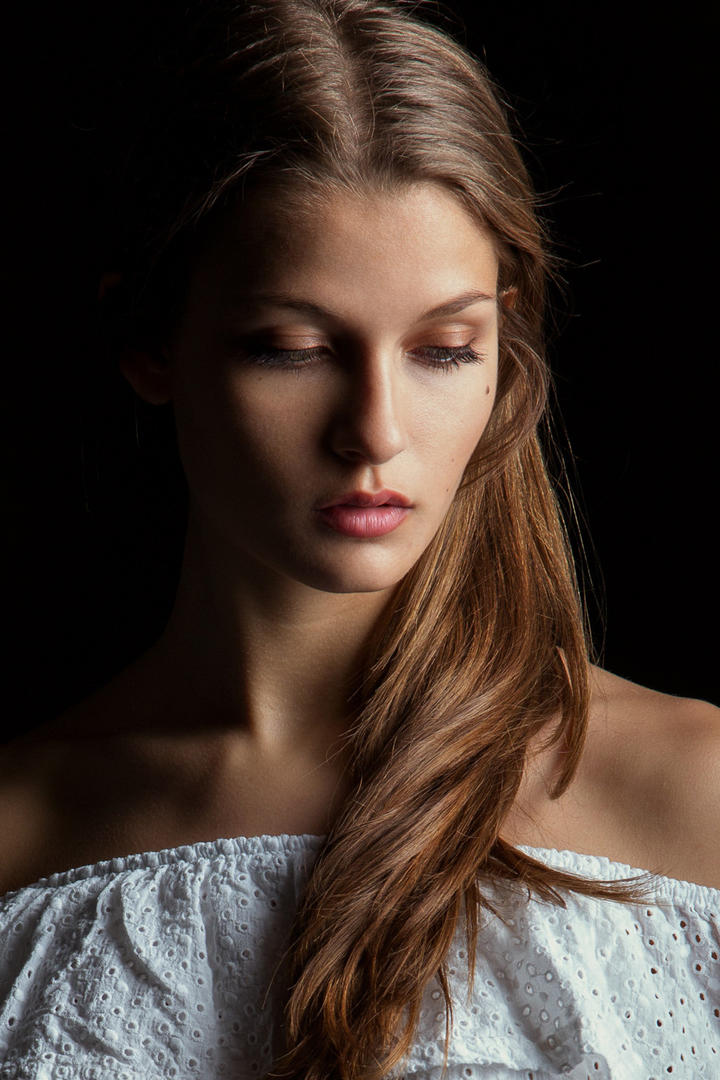 欧美小美女头像艺术照写真图片