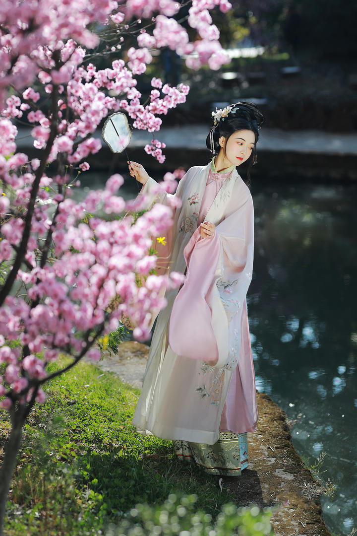 桃花树下的清新古装美女博主唯美艺术写真图片