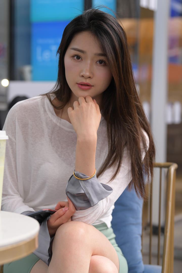 气质美女婷婷街拍紧身裤图片