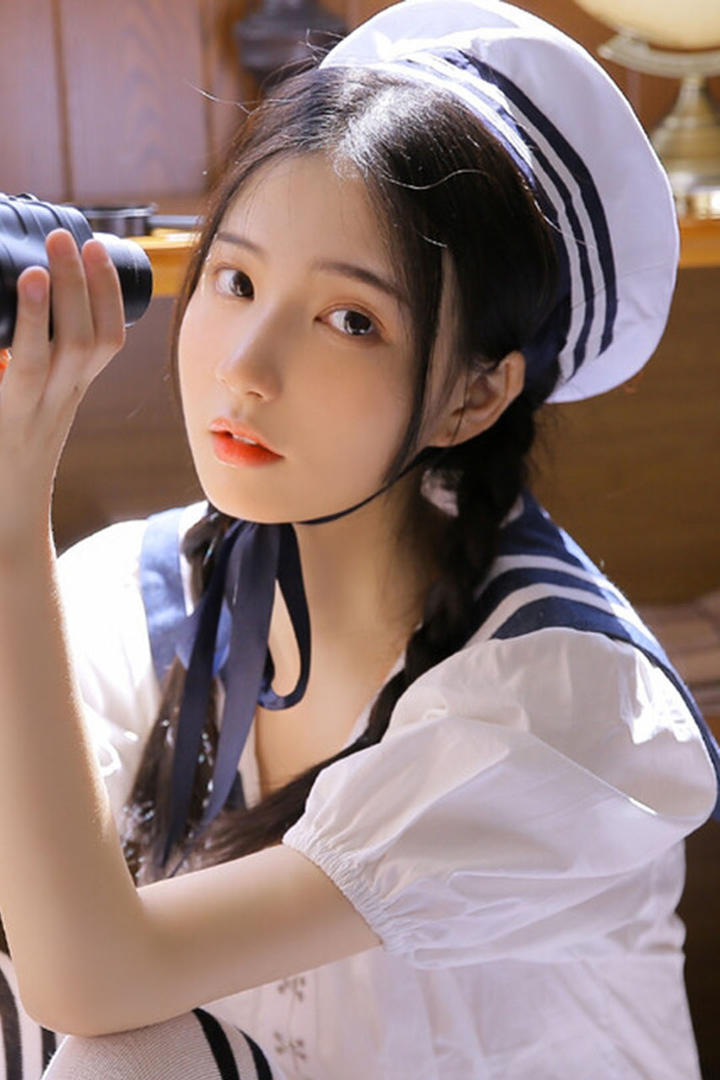 拿着望远镜的极品颜值水手制服清纯美女图片