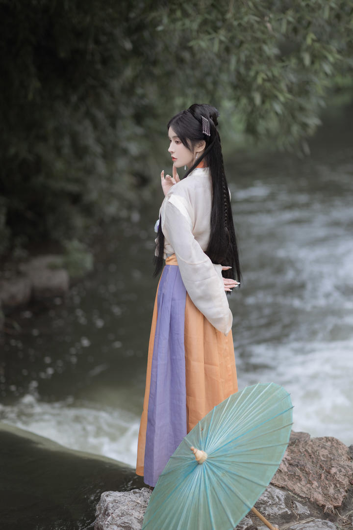小溪边的唯美意境古风美女壁纸图片