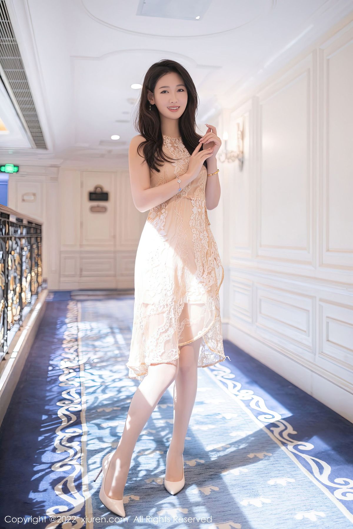 秀人网美女模特唐安琪金色蕾丝礼裙搭配原色丝袜北京旅拍