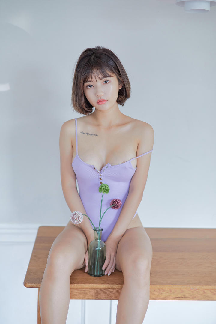 捧着花瓶的日本大胸美少女性感写真集