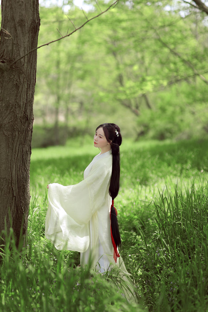 草地上的清纯古装美女艺术写真图片