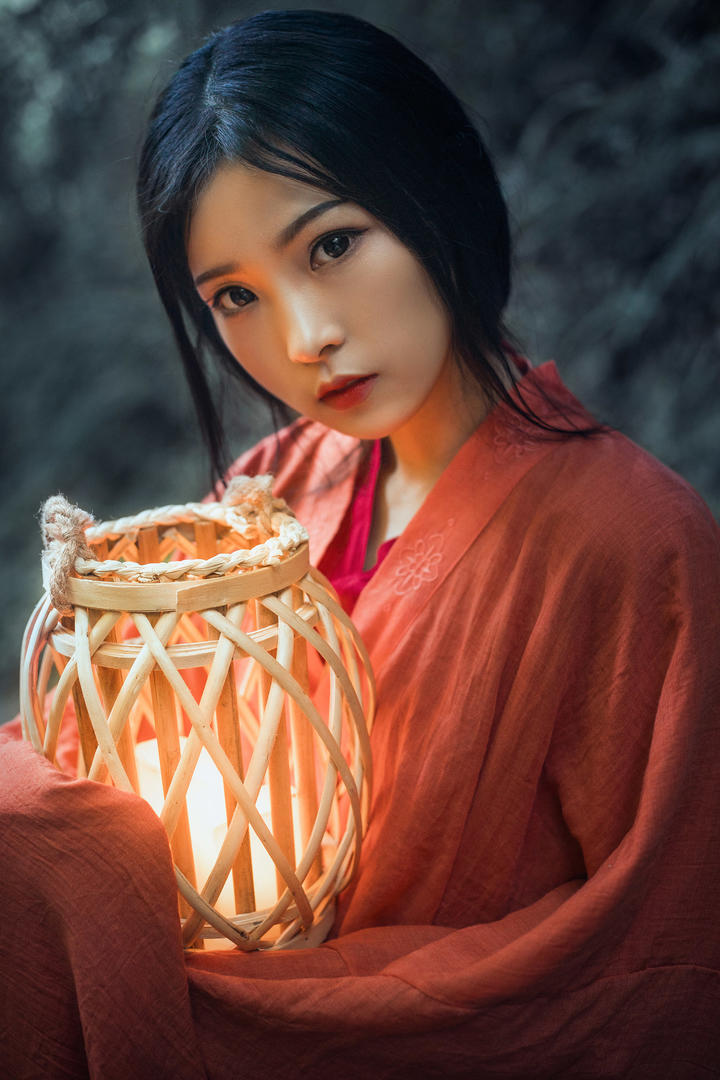 抱着灯笼的清纯唯美古装美女意境头像图片