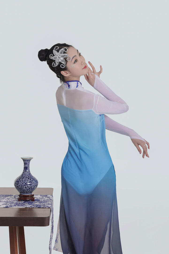 唯美青花风格古装气质美女背影人体艺术写真照片