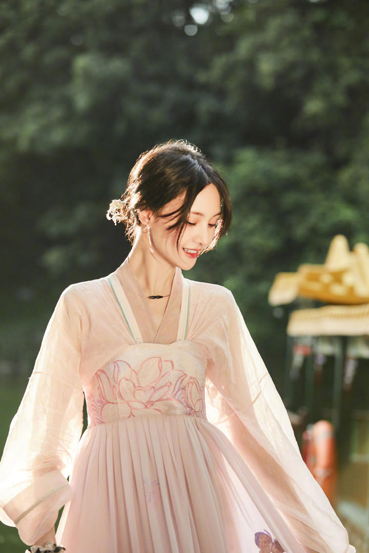 郑爽粉色汉服造型甜美写真图片