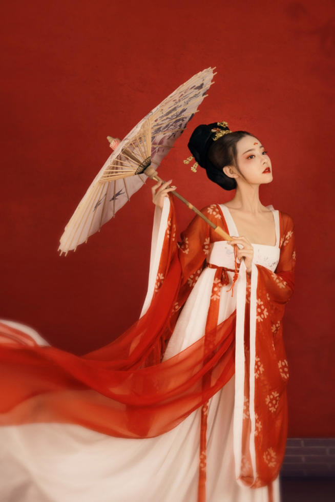 撑着伞的唐代古装美女艺术写真图片