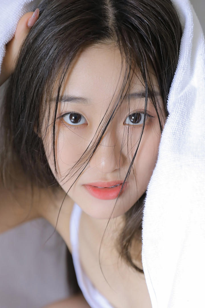 擦头发的泳装美女特写图片