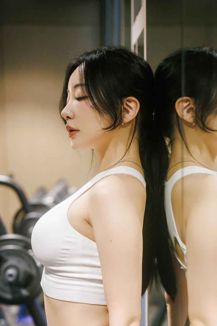 健身房里的好身材美女老师性感写真图片