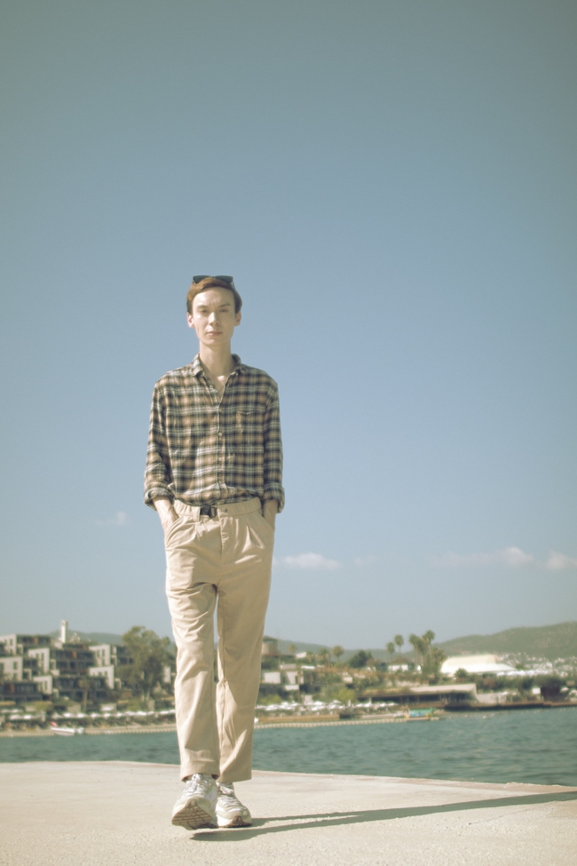 格纹衬衫休闲裤帅哥图片