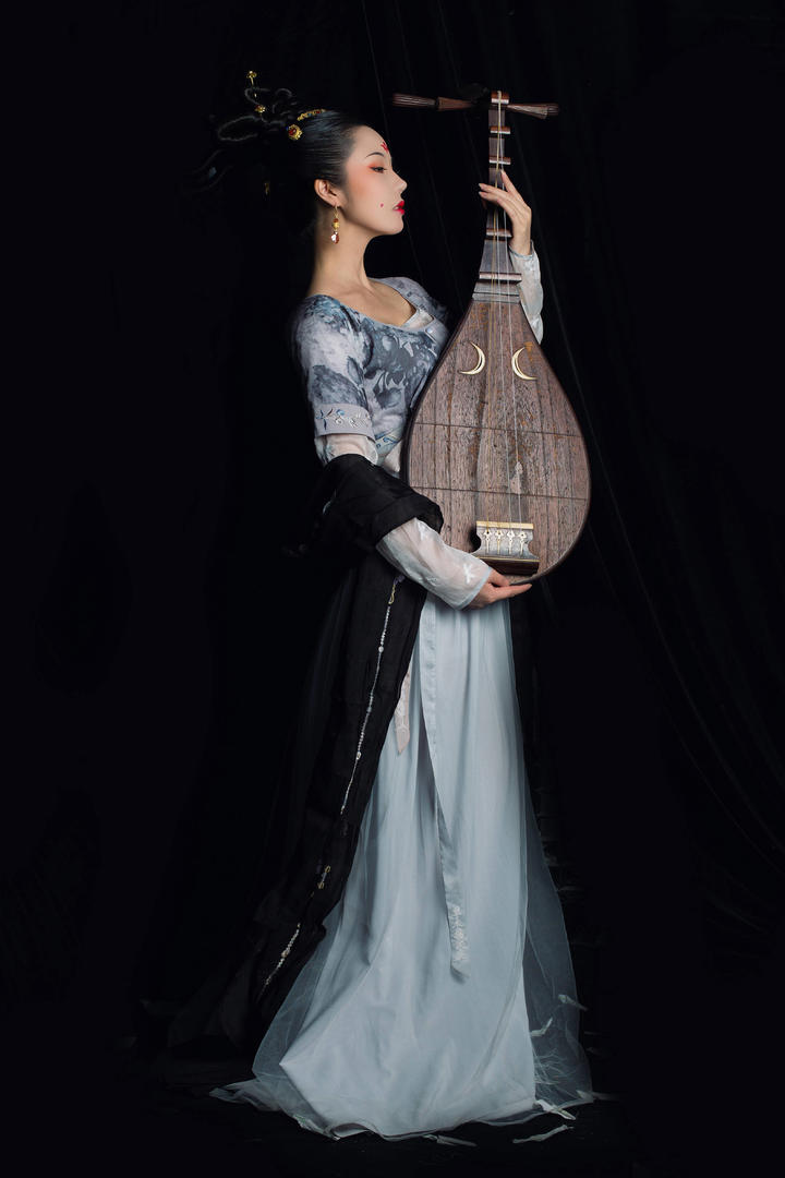 抱着琵琶的古装美女摄影图片