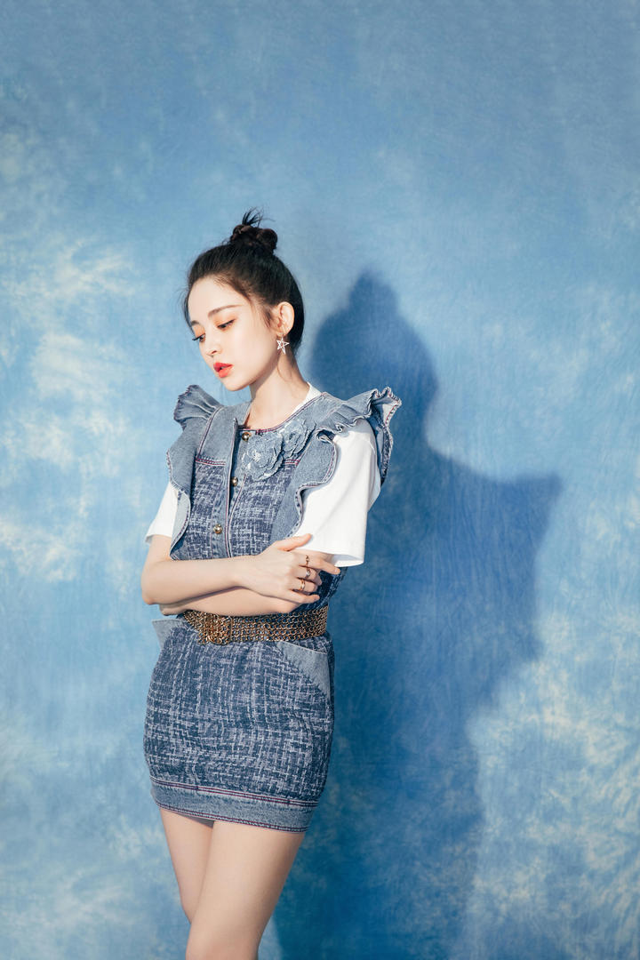 穿牛仔超短裙的漂亮美女明星古力娜扎图片