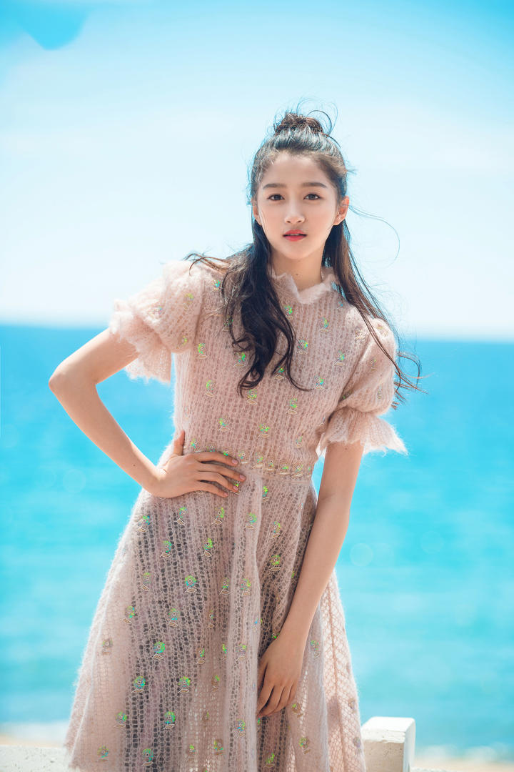 中国美女明星关晓彤海边度假高清写真图片