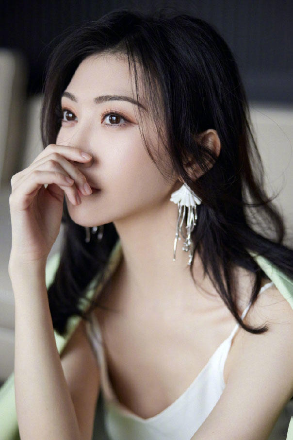 性感中国美女明星景甜白色小背心露出白皙肌肤写真图片