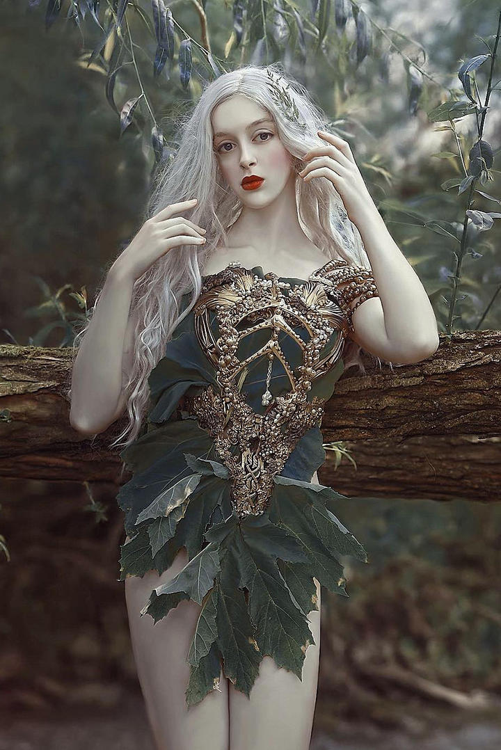 靠在树上的欧美艺术人像摄影图片