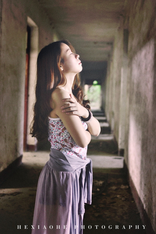 在彷徨中挣扎的孤独少女