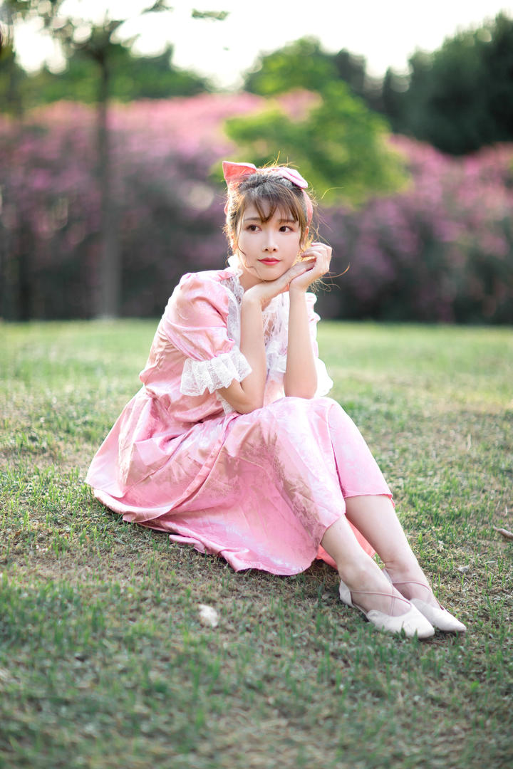 坐在草地上的清纯养眼女生壁纸图片大全