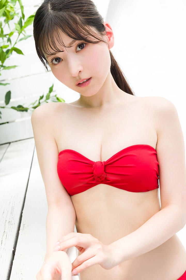 红色内衣模特图片