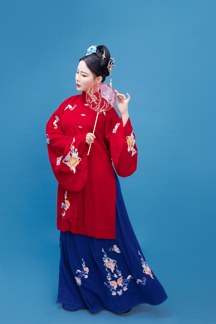 穿着红色古装的古风头像女摄影图片