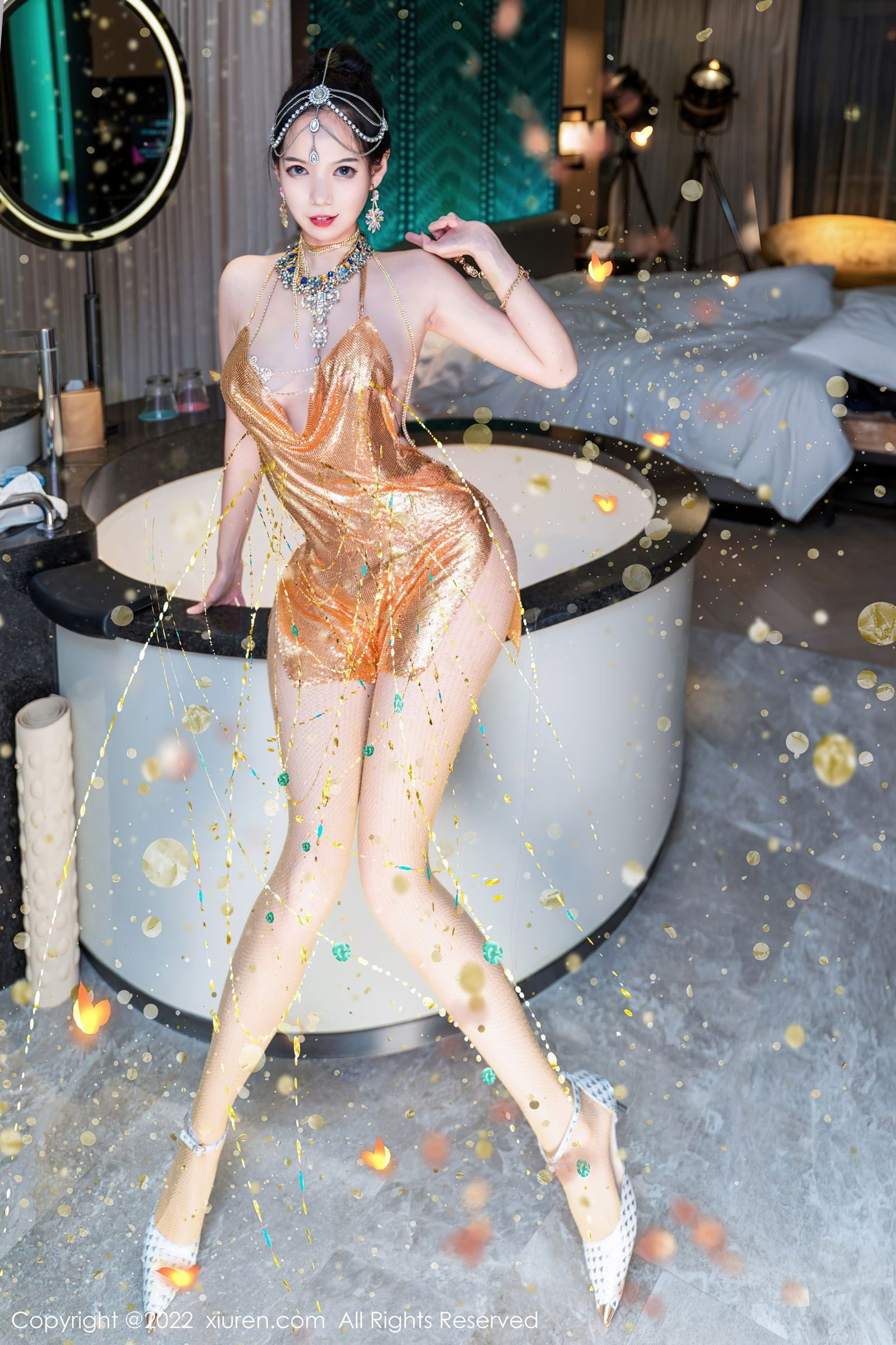 秀人网美女模特大美媚京闪亮吊裙异域风情黄金甲系列写真