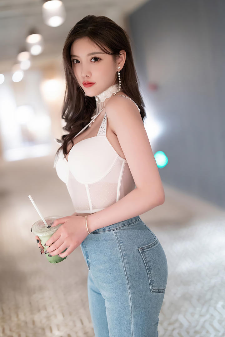 喝奶茶的性感牛仔裤美女杨晨晨2022最新写真图片
