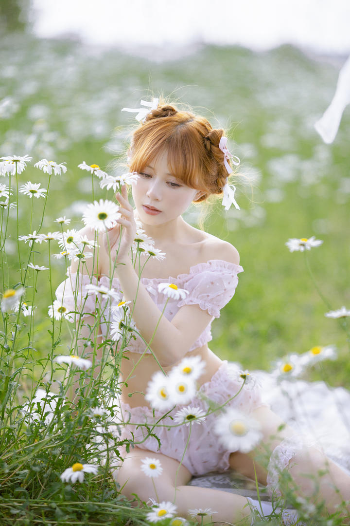 花园里的清纯女孩4K唯美手机壁纸图片