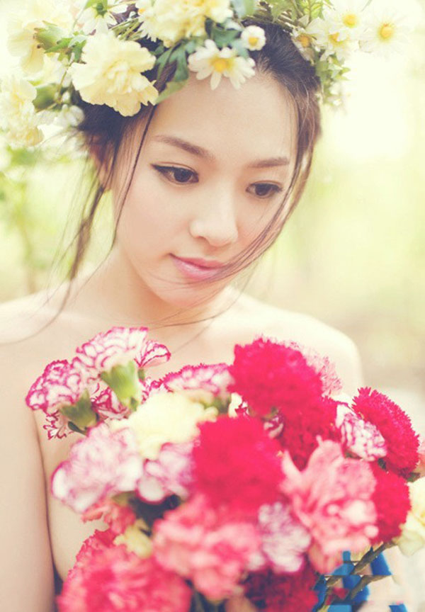 半露香肩的白嫩尤物