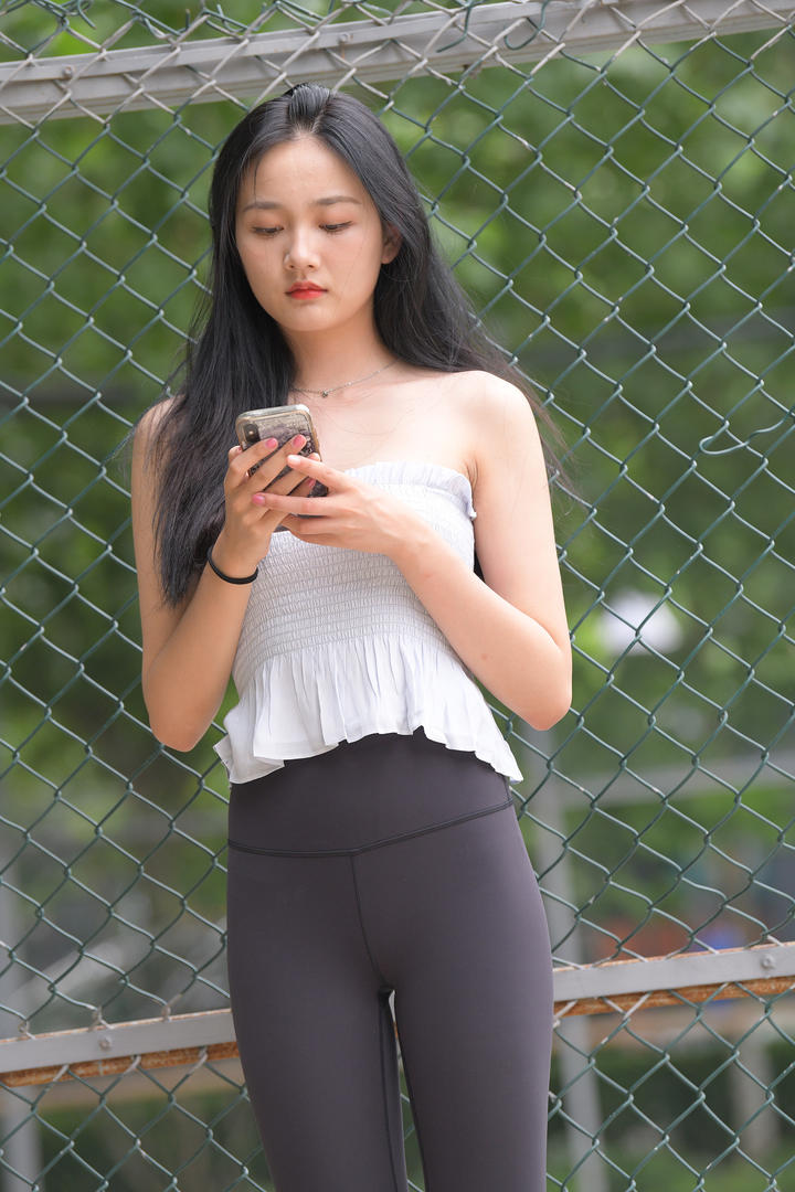 街拍玩手机的紧身裤美女壁纸图片大全