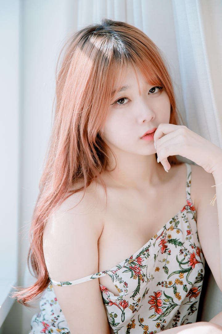法式复古碎花裙写真优雅女孩的慵懒午后写真图片