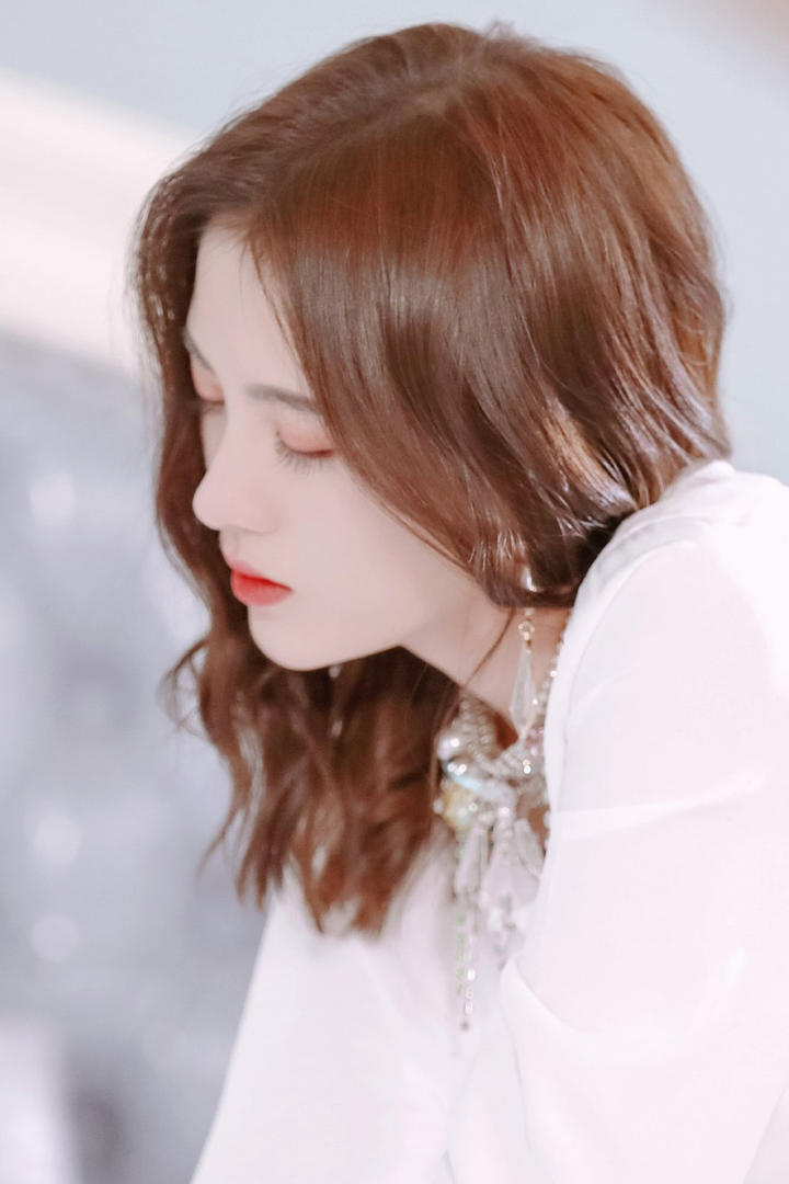 闭上眼睛的气质女星鞠婧炜写真