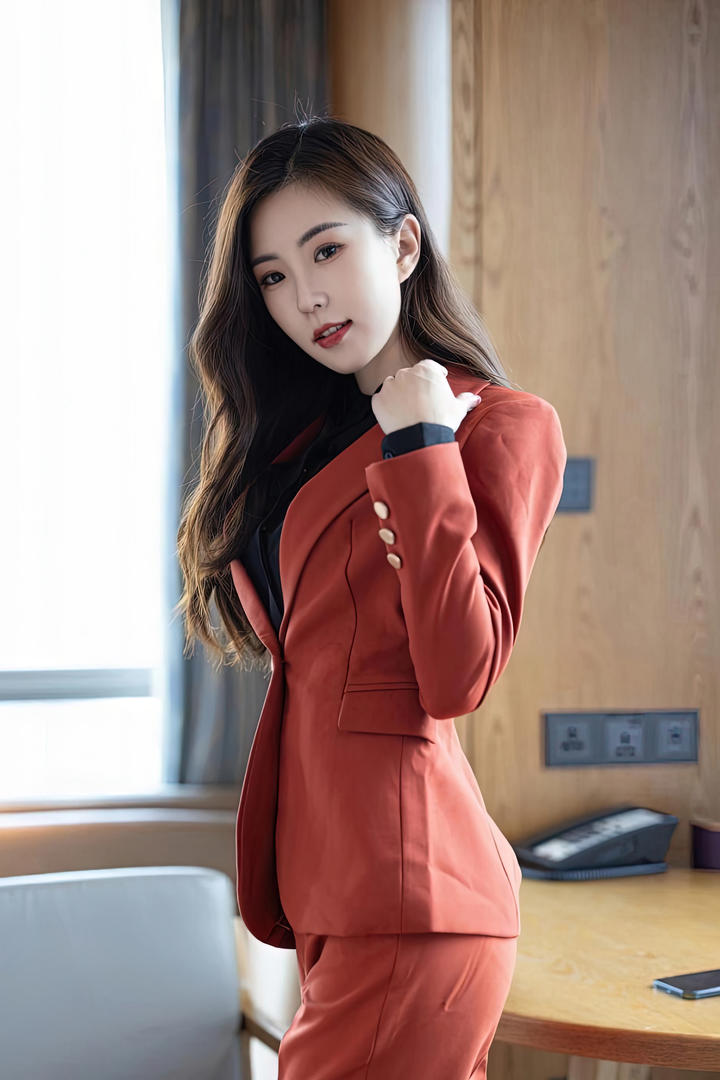 国产精品99极品气质美女高管制服自拍