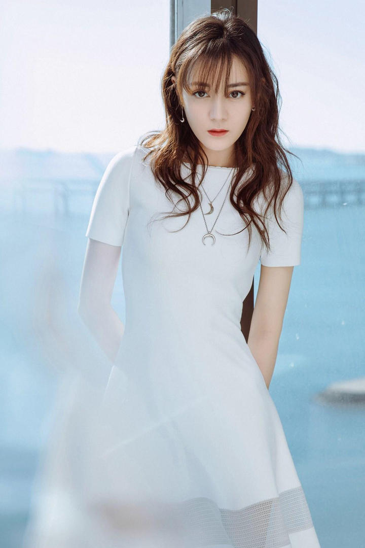 穿着白色连衣裙新疆美女明星迪丽热巴图片