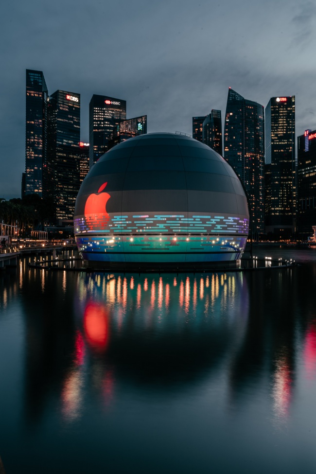 江滨城市商务楼夜景图片