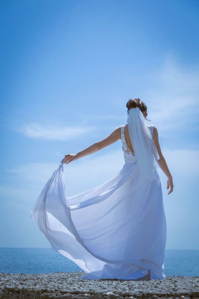 海边美女白色婚纱背影图片