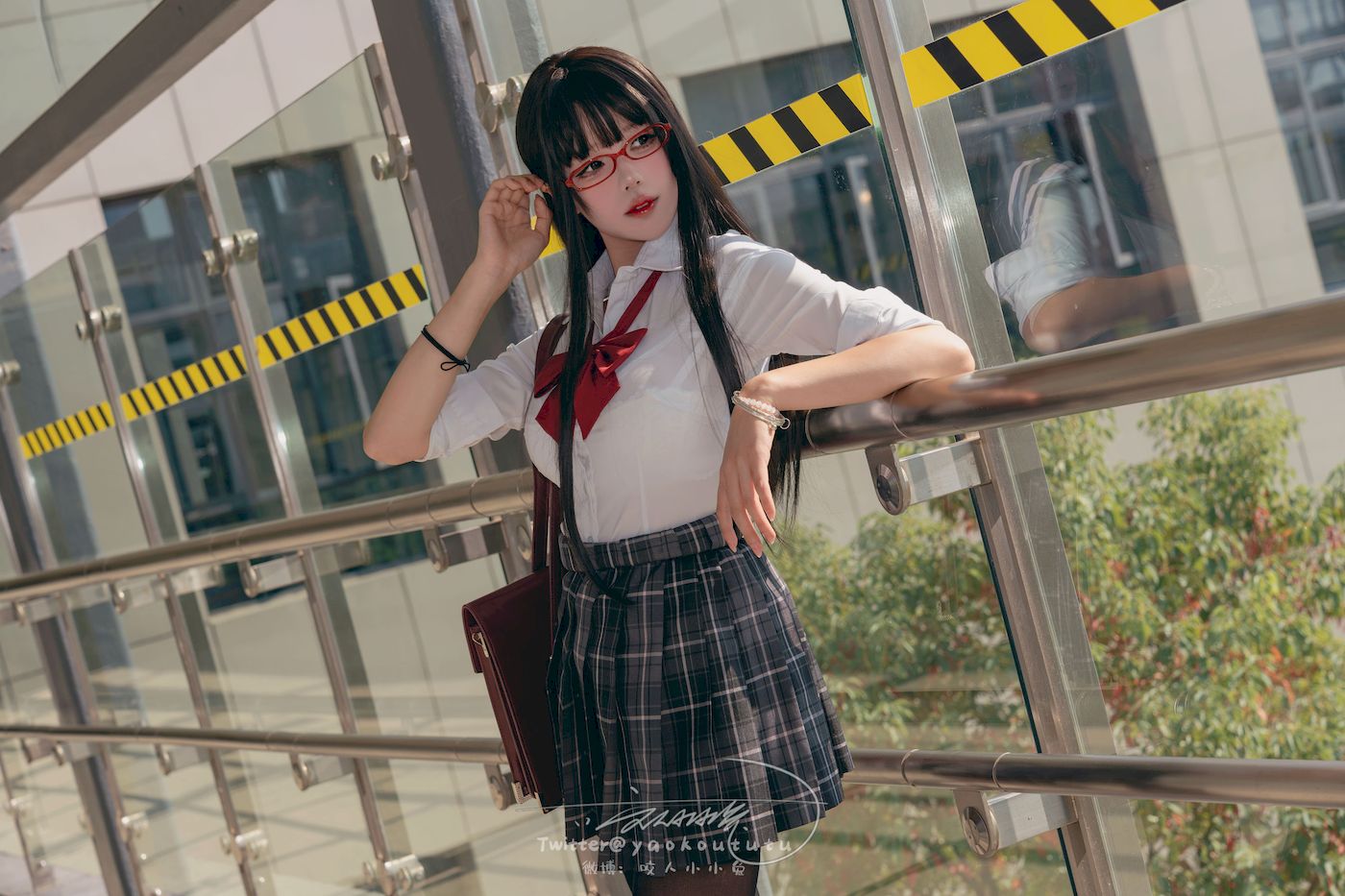 邻家小妹咬一口兔娘黑丝格子裙JK制服电车场景美图