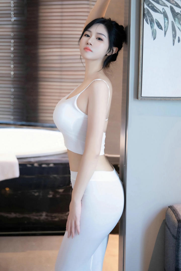 国产白嫩女神紧身瑜伽裤大胆人体艺术图片
