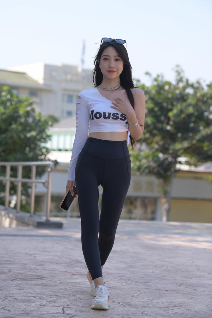 街拍好身材瑜伽裤美女图片大全