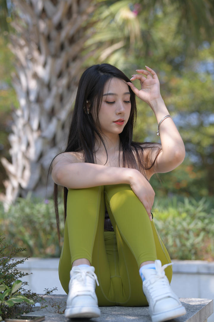 坐在石椅上的绿色瑜伽裤美女3A街拍图片大全