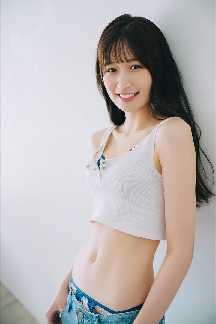 低腰牛仔裤美女模特图片