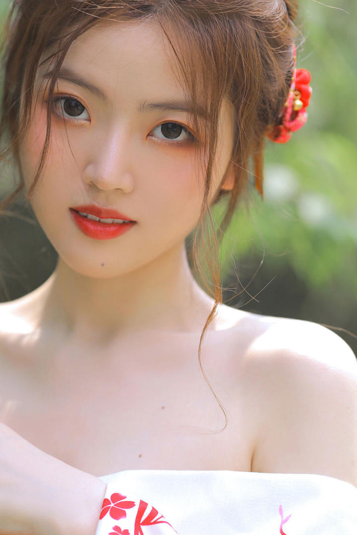 清纯性感锁骨香肩美女写真图片