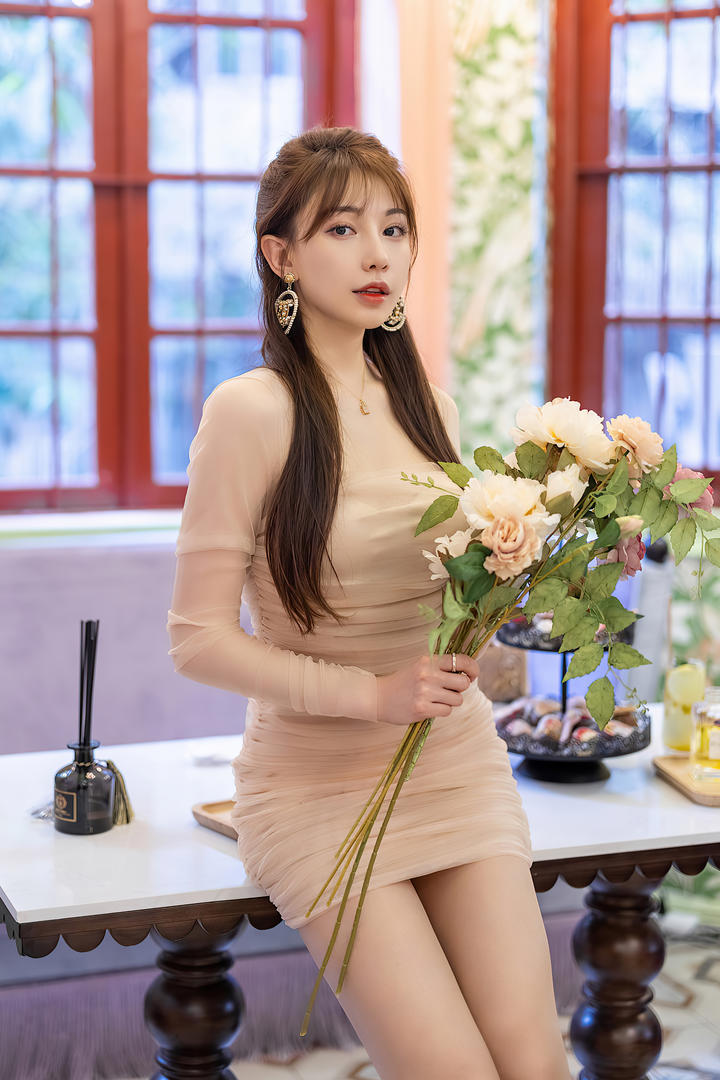 拿着鲜花的女生头像小清新可爱刘奕宁图片