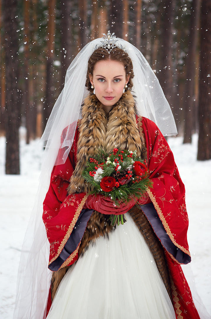 站在雪中的新娘摄影图片