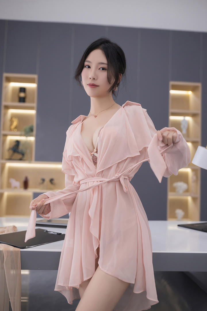 穿粉色连衣裙的极品美女白领利世高清无码国产精品美女图片