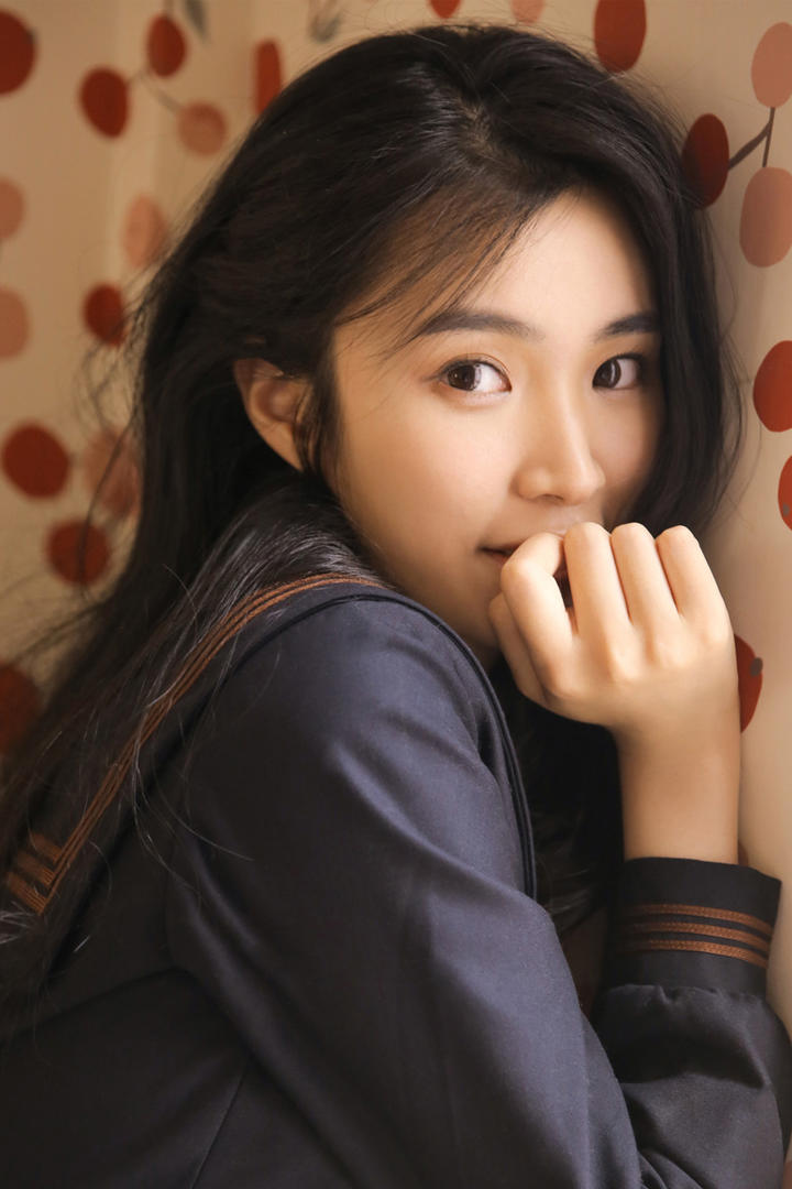 靠在墙上的极品清纯美女