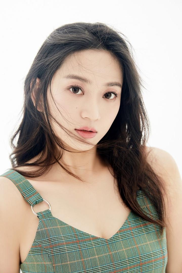 美女明星唐本时尚写真图片