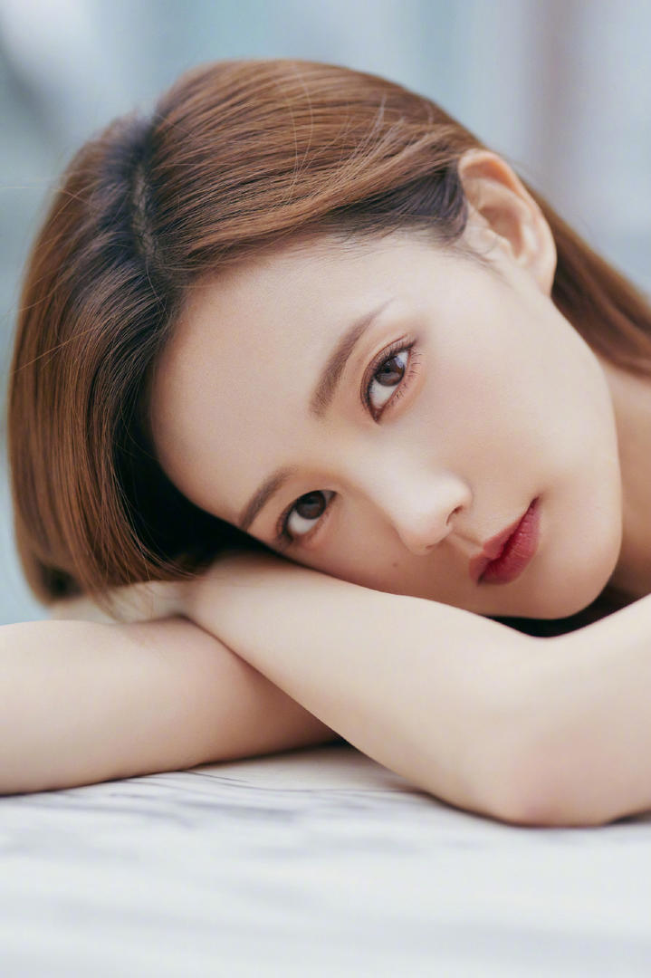 中国美女明星李一桐性感红唇眼神迷离写真图片